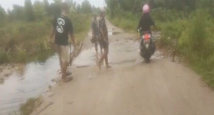 FOTO: IST/MATA KALTENG - Kondisi jalan yang hampir putus akibat aliran air tersumbat di salah satu perumahan yang ada di jalan pramuka, Sampit, Kabupaten Kotim.