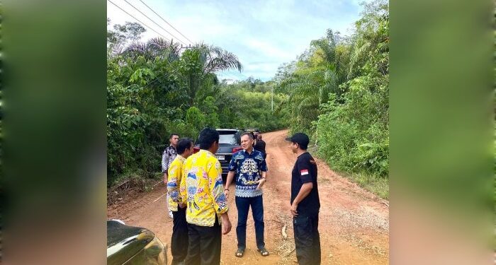 FOTO : DISKOMINFO SANTIK/MATA KALTENG - Bupati Gumas Jaya S Monong didampingi Kepala Dinas Pekerjaan Umum Baryen, serta Plt Kabid Bina Marga Bambang Jaya, saat meninjau ruas jalan antar wilayah, di Kecamatan Manuhing Raya, belum lama ini.