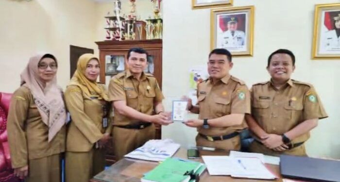 FOTO: DISDIK/MATA KALTENG - Disdik Kotim saat menerima apresiasi dari Balai Bahasa Provinsi Kalteng.