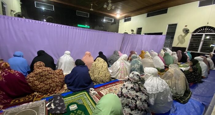 FOTO: DIAN/MATA KALTENG - Suasana tarawih di masjid Al Mukhlishin, Jalan RA Kartini, Sampit, Kotim.