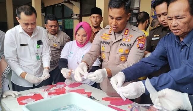 FOTO: IST/MATA KALTENG - Pemusnahan barang bukti narkoba di Polres Kotim bersama beberapa instansi terkait belum lama ini.