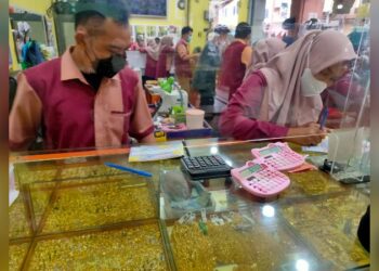 FOTO: DEVIANA/MATAKALTENG - Transaksi jual beli emas di Toko Mitra Baru Sampit, Senin 18 Maret 2024.