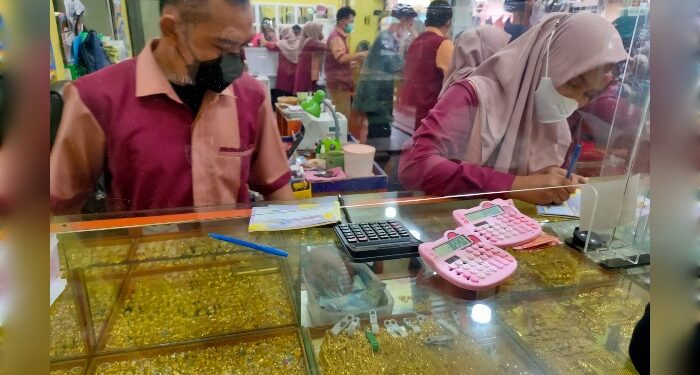 FOTO: DEVIANA/MATAKALTENG - Transaksi jual beli emas di Toko Mitra Baru Sampit, Senin 18 Maret 2024.