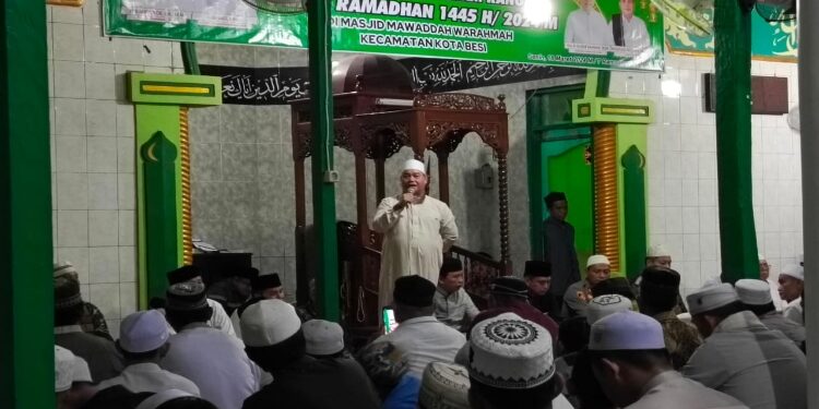 FOTO: DEVIANA/MATAKALTENG - Bupati Kotim, H Halikinnor saat menyampaikan sambutan dalam kegiatan Safari Ramadan sekaligus kunjungan kerja, Senin 18 Maret 2024.