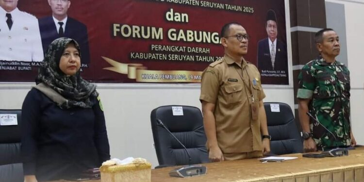 FOTO: PROKOM SERUYAN/MATA KALTENG - Pj Sekda Seruyan, Bahrun Abbas (tengah) saat menghadiri agenda konsultasi publim RKPD Seruyan tahun 2025 dan Forum Gabungan Perangkat Daerah tahun 2024 di Aula Bappeda Seruyan, Selasa 19 Maret 2023.