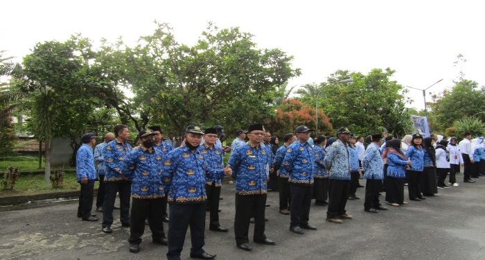 FOTO: IST/MATA KALTENG - Sejumlah ASN di Dinas Pendidikan Kotim saat upacara.