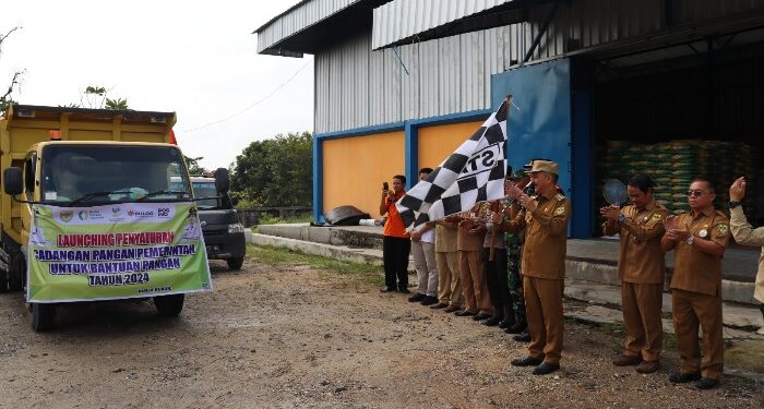 FOTO : DPKP GUMAS/MATA KALTENG - Suasana distribusi bantuan pangan menuju ke lokasi penyaluran yang ada di 12 kecamatan, belum lama ini.