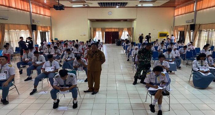 FOTO : DISKOMINFO SANTIK/MATA KALTENG - Proses seleksi untuk menjadi anggota paskibraka tahun 2024, yang diikuti ratusan peserta didik, di GPU Tampung Penyang, Senin, 18 Maret 2024.