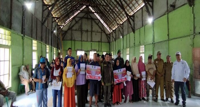 FOTO: AKH/MATAKALTENG - Pj Bupati Sukamara Kaspinor saat menyerahkan bansos kepada keluarga penerima manfaat di Kecamatan Jelai.