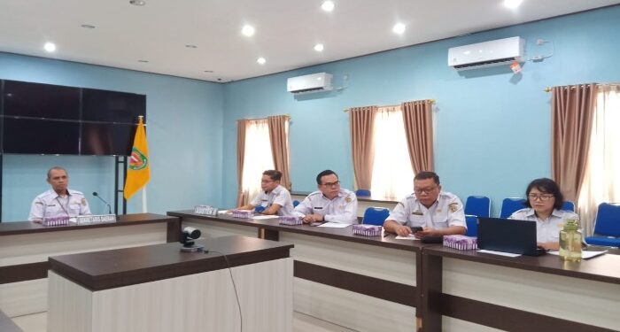 FOTO : MATAKALTENG - Sekda Katingan Pransang, didampingi TPID saat rapat koordinasi, dari media center Diskominfostandi Katingan.