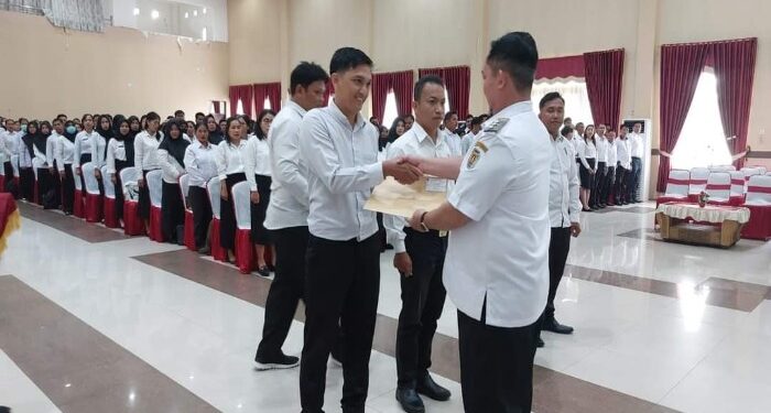 FOTO: MATAKALTENG - Pj Bupati Katingan Saiful, saat menyerahkan SK pengangkatan Pegawai kepada perwakilan PPPK, di Gedung Salawah Kasongan.