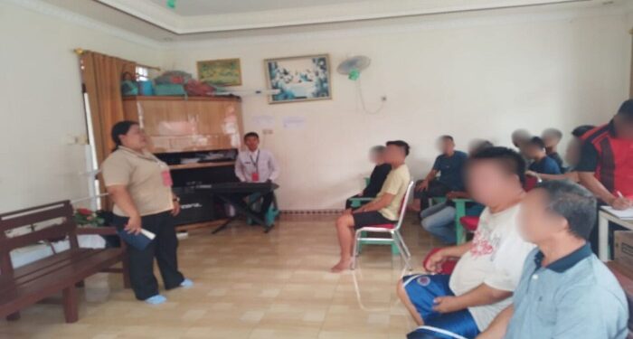 FOTO: IST/MATAKALTENG - WBP Lapas Sampit yang beragama Kristen saat mengikuti pembinaan kerohanian, Selasa, 19 Maret 2024.