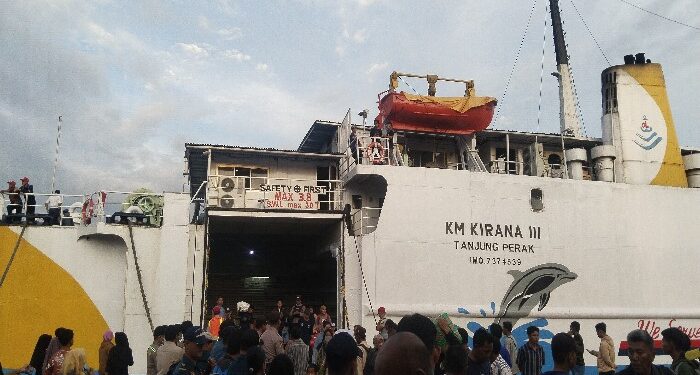 FOTO: AGUS/MATA KALTENG - Penumpang berasal dari pulau Jawa saat sampai di Sampit pada beberapa waktu lalu.