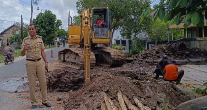 FOTO: IST/MATAKALTENG - Terlihat Lurah Baamang Hulu sedang memantau perbaikan Gorong-gorong di wilayah nya.