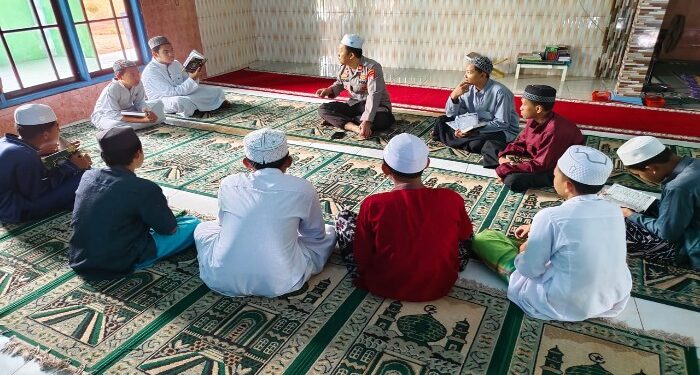 FOTO: IST/MATAKALTENG - Kapolsek Cempaga saat melakukan silaturahmi bersama Ustadz dan para Santri Pondok Pesantren Al Manshur Desa Cempaka Mulia Barat. Selasa, 19 Maret 2024.