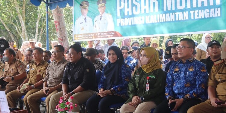 FOTO : AND/MKT - Pj Bupati Pulang Pisau, Nunu Andriani hadiri kegiatan pasar murah 2024.