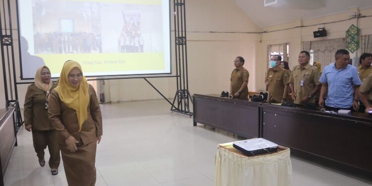 FOTO : AND/MATAKALTENG - Pj Bupati Pulang Pisau, Nunu Andriani mengahidiri rapat koordinasi (Rakor) hasil pelakasanaan penilaian Kabupaten Layak Anak (KLA) 2023 dan persiapan penilaian KLA Tahun 2024 Kabupaten Pulang Pisau bertempat di aula Kantor Bapperida setempat.