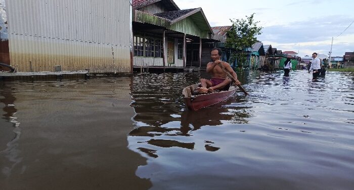 FOTO: DOK DEVIANA/MATAKALTENG - Aktivitas warga Desa Hanjalipan saat direndam air, belum lama ini.