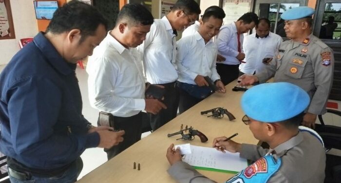 FOTO: MATAKALTENG - Sipropam Polres Barsel saat melakukan pengecekan senpi anggota.