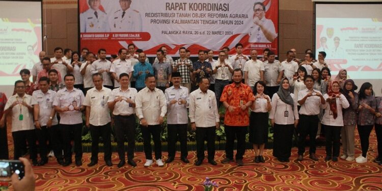 FOTO: OLIVIA/MATAKALTENG - Sekda Kalteng Nuryakin bersama Plh Kepala Disperkimtan Kalteng Andi Arsyad dan jajaran saat kegiatan Rakor Redistribusi Tanah Reforma Agraria.