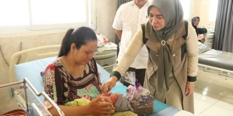 FOTO : IST/MATAKALTENG - Pj Bupati Pulpis, Nunu Andriani saat mengunjungi salah seorang pasien yang baru saja melahirkan.