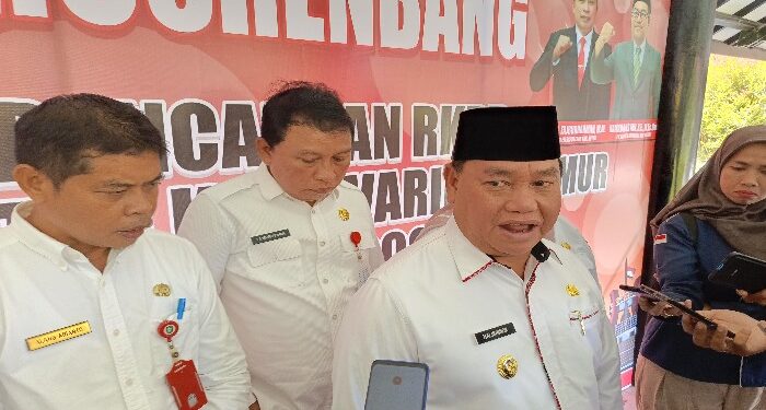 FOTO: MATAKALTENG - Bupati Kotim, Halikinnor (tengah).