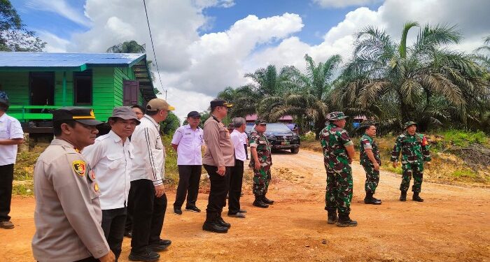 FOTO : HUMAS POLRES GUMAS/MATA KALTENG - Kapolres Gumas AKBP Theodorus Priyo Santosa didampingi Sekda Richard dan pimpinan TNI, saat meninjau lokasi TMMD Reguler ke-119, di Desa Bangun Sari, Kecamatan Manuhing, Rabu, 20 Maret 2024.