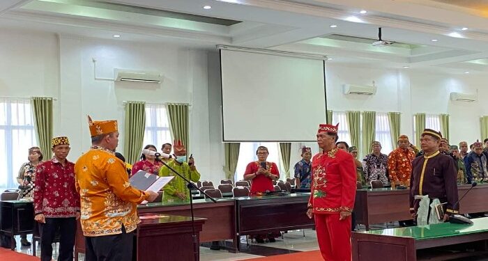 FOTO: MATAKALTENG - Pj Bupati Katingan Saiful, saat melantik Damang Kepala Adat Kecamatan Katingan Hilir, di Aula Bappedalitbang Kabupaten Katingan.