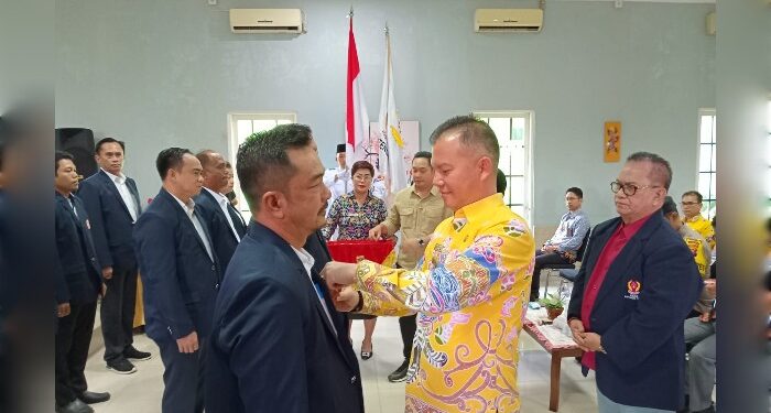 FOTO : DISKOMINFO SANTIK/MATA KALTENG - Bupati Gumas Jaya S Monong didampingi Wakil Bupati Efrensia LP Umbing menyematkan PIN ke Ketua Umum KONI Richard usai pengukuhan dan pelantikan pengurus KONI masa bakti 2024-2028, Kamis, 21 Maret 2024.
