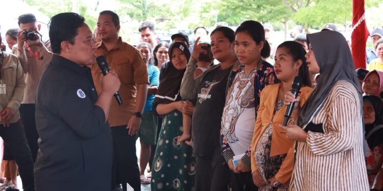 FOTO: OLIVIA/MATAKALTENG - Wagub Kalteng H Edy Pratowo menyapa ibu hamil pada kegiatan Pasar Murah di Kabupaten Kapuas.