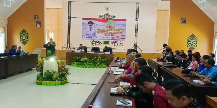 FOTO : AND/MATAKALTENG - Pj Bupati Pulang Pisau, Nunu Andriani saat memberikan sambutan dpada Rapat Forum Perangkat Daerah (RFPD).