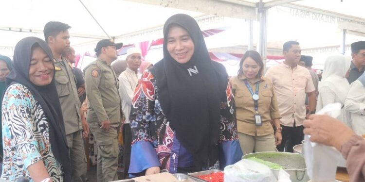 FOTO : AND/MATAKALTENG - Pj Bupati Pulang Pisau, Nunu Andriani saat memantau stand UMKM Pasar Ramadan.
