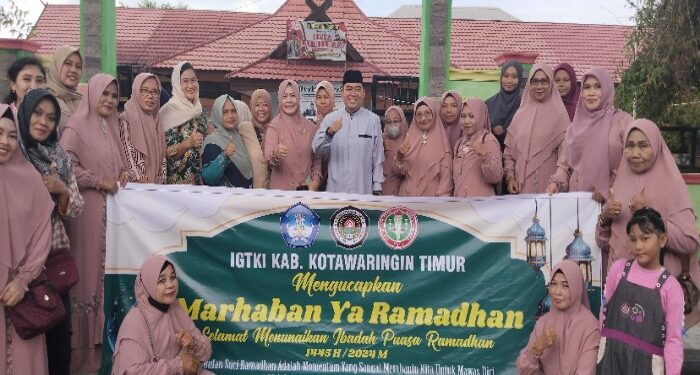 FOTO: DISDIK/MATA KALTENG - IGTKI bersama Dinas Pendidikan berbagi takjil gratis 21 Maret 2024.