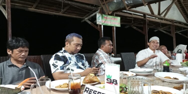 FOTO: OLIVIA/MATAKALTENG - Sekretaris DPD Partai Demokrat Kalteng, Junaidi saat memberikan keterangan kepada wartawan.