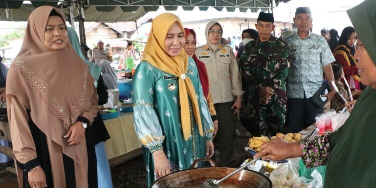 FOTO : AND/MATAKALTENG - Pj Bupati Pulang Pisau, Nunu Andriani saat memantau pasar ramadan bertempat dihalaman Masjid At-Taqwa Desa Talio Muara.