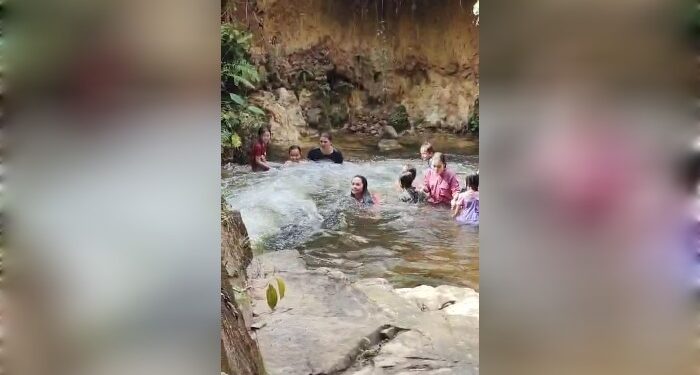 FOTO: MATA KALTENG - Anggota DPRD Kabupaten Gumas Cici Susilawati bersama keluarga berwisata dengan mandi dan menikmati alam di Sungai Pajawan, belum lama ini.