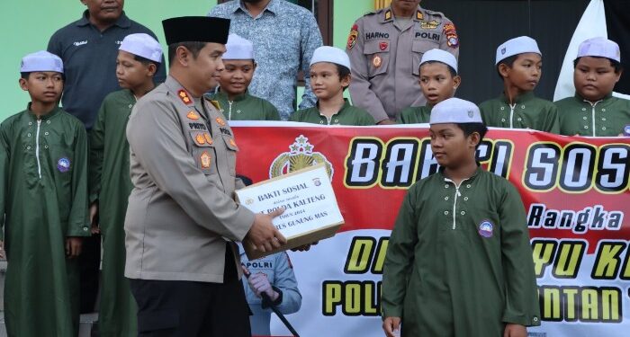 FOTO : HUMAS POLRES GUMAS/MATA KALTENG - Kapolres Gumas AKBP Theodorus Priyo Santosa didampingi Ketua Bhayangkari Scila Theo, ketika memberikan bingkisan paket sembako kepada santri dan pengurus TPA Al-Anwar Wal Asror, di Masjid Ar-Raihan, Kamis, 21 Maret 2024.