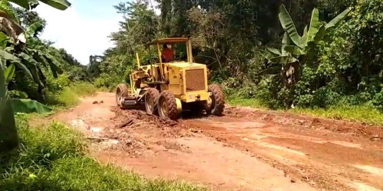 FOTO: IST/MATAKALTENG - Proses pengerjaan perbaikan jalan poros penghubung dua kecamatan, Sabtu 23 Maret 2024.