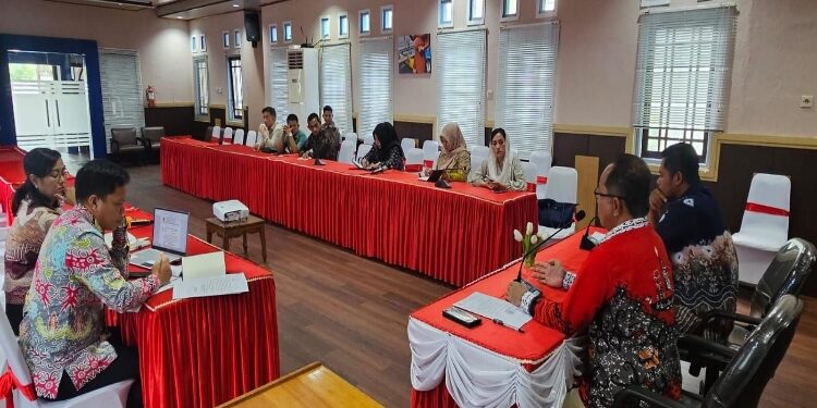 FOTO: OLIVIA/MATAKALTENG - Tim Dislutkan Kalteng bersama anggota Komisi B DPRD Kobar.