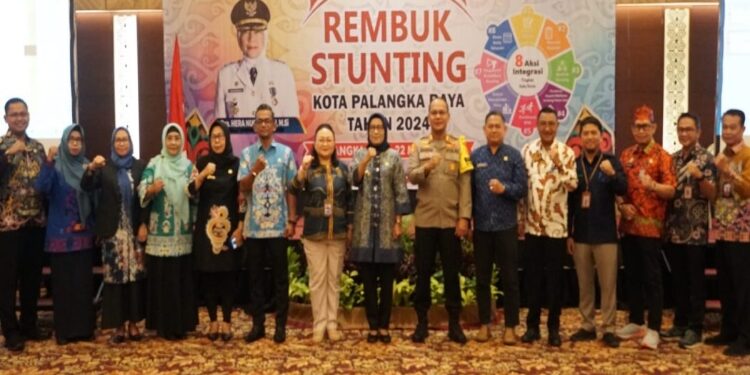 FOTO: IST/MATAKALTENG - Pj Wali Kota Palangka Raya, Hera Nugrahayu, saat menghadiri Penandatanganan komitmen bersama ini dilaksanakan saat acara Rembuk Stunting.