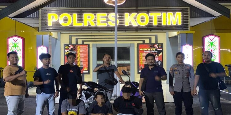 FOTO: IST/MATA KALTENG - Tim Resmob Polres Kotim dengan Pelaku Curanmor yang berhasil di amankan di Kota Sampit. 