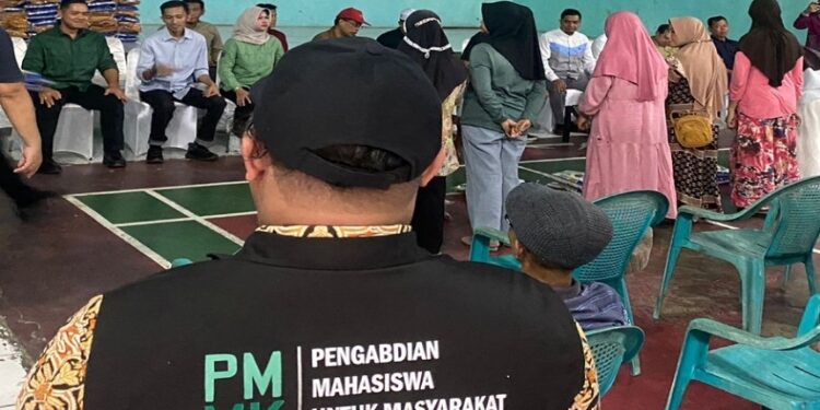FOTO: IST/MATAKALTENG - Saat penyaluran bantuan sosial dari Pemprov Kalteng di wilayah Barat.