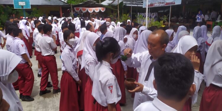 FOTO: DOK/MATA KALTENG - Penyambutan peserta didik baru di SMPN 2 Sampit beberapa waktu lalu.