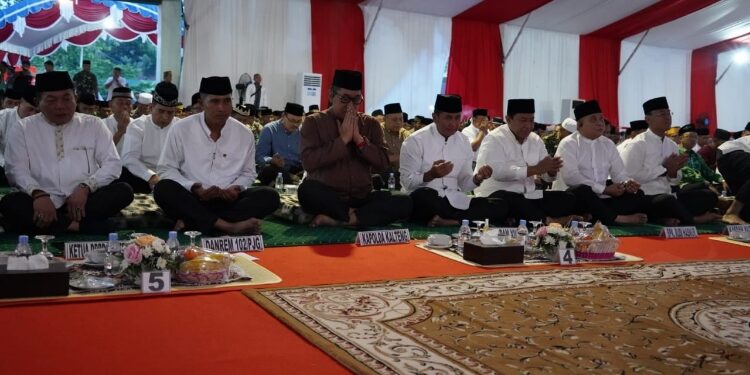 FOTO: OLIVIA/MATAKALTENG - Doa bersama saat Safari Ramadan Pangdam XII/Tpr dan Syukuran HUT ke-50 Korem 102/Panju Panjung Tahun 2024 di Makorem 102/Panju Panjung, Kota Palangka Raya, Sabtu 23 Maret 2024.