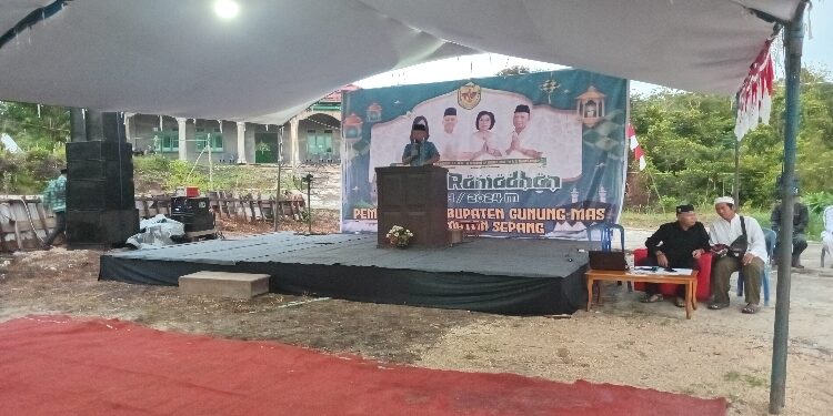 FOTO : DISKOMINFO SANTIK/MATAKALTENG - Bupati Gumas Jaya S Monong saat memberikan arahan pada kegiatan safari ramadan di Masjid Jami Nurul Hidayah, Desa Tanjung Karitak, Kecamatan Sepang, Jumat 22 Maret 2024 malam.