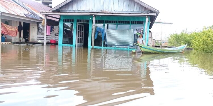 FOTO: IST/MATAKALTENG - Kondisi banjir yang terjadi di Desa Hanjalipan, Kecamatan Kota Besi, Kotim beberapa waktu lalu.