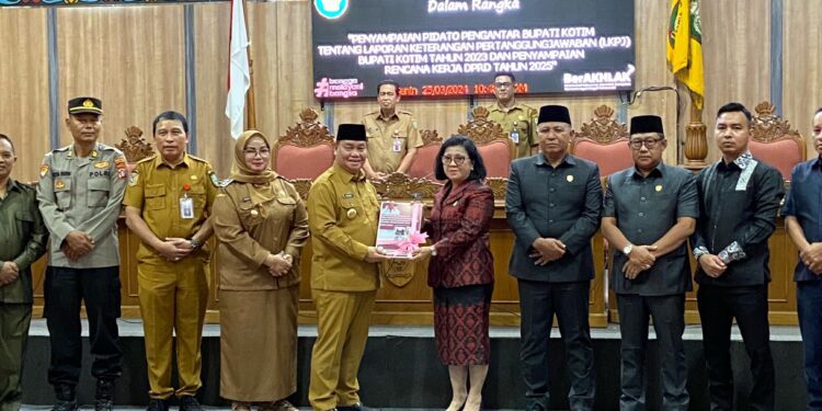 FOTO: DIAN/MATA KALTENG - Bupati Kotim sampaikan LKPJ kepada DPRD Kotim, Senin 25 Maret 2024.