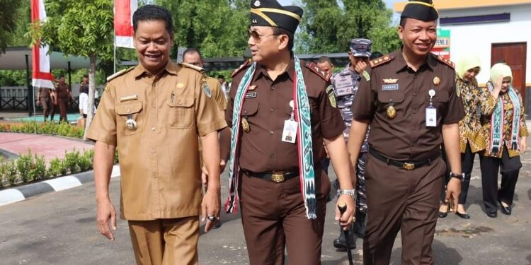 FOTO: PROKOM SERUYAN/MATA KALTENG - Pj Bupati Seruyan, Djainuddin Noor (kiri) saat menerima kunker dari Kajati Kalteng, Undang Mugopal (tengah) di Kantor Kejari Seruyan, Senin 25 Maret 2024.