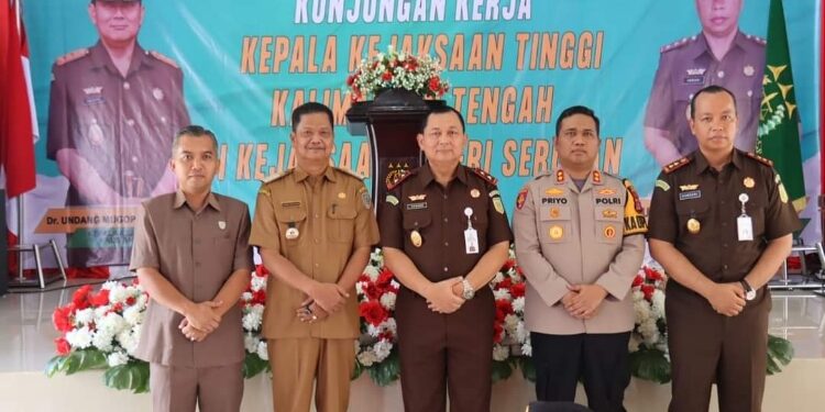 FOTO: PROKOM SERUYAN/MATA KALTENG  - Kajati Kalteng, Undang Mugopal (tengah) saat melakukan kunker ke Kabupaten Seruyan di Kantor Kejari Seruyan, Senin 25 Maret 2024.