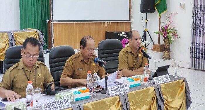 FOTO : DISKOMINFO SANTIK/MATA KALTENG - Asisten II Lurand didampingi Asisten III Letus Guntur dan Kepala Bapperida Yantrio Aulia ketika memimpin rapat aksi analisis situasi tahun 2024, Senin, 25 Maret 2024.